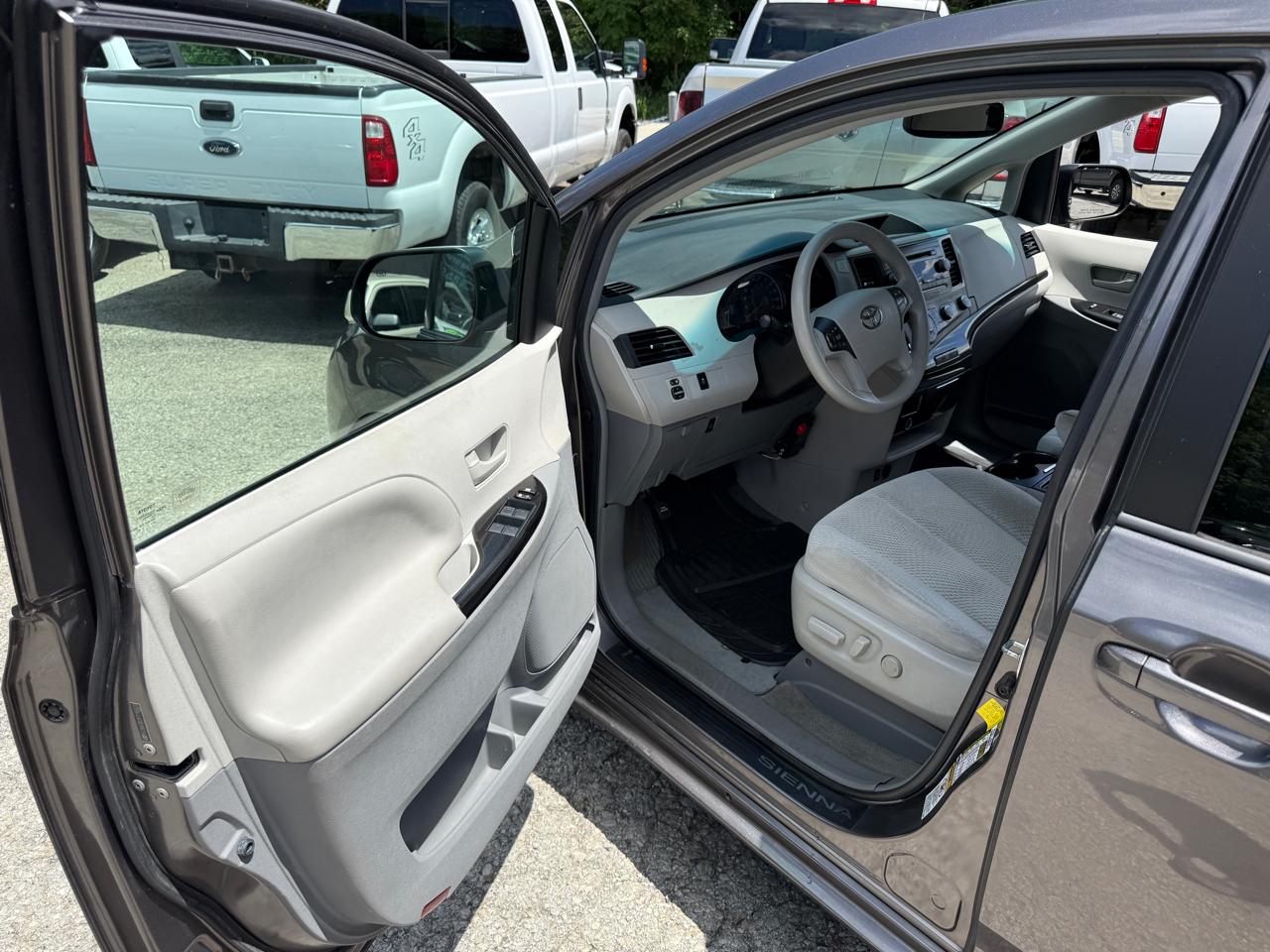 Toyota Sienna LE FWD 8-Passenger V6 2012