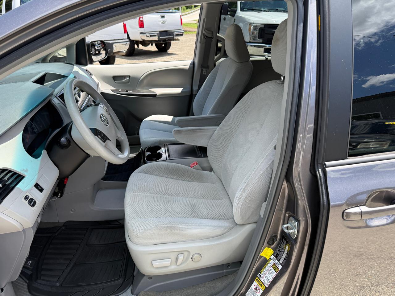 Toyota Sienna LE FWD 8-Passenger V6 2012