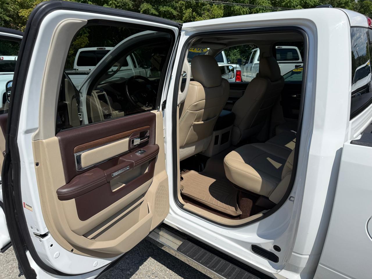RAM 1500 Laramie Crew Cab SWB 4WD 2015