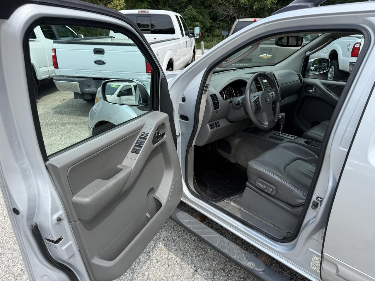 Nissan Frontier SL Crew Cab 4WD 2011