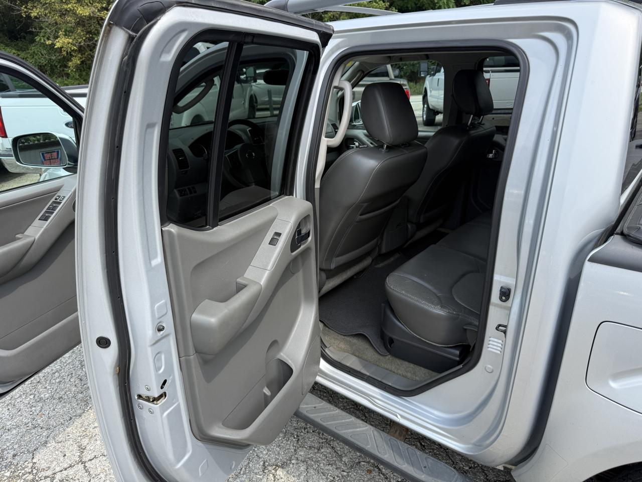 Nissan Frontier SL Crew Cab 4WD 2011