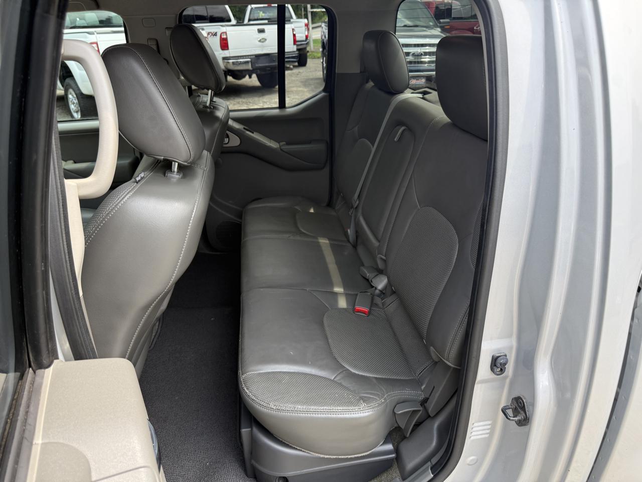Nissan Frontier SL Crew Cab 4WD 2011