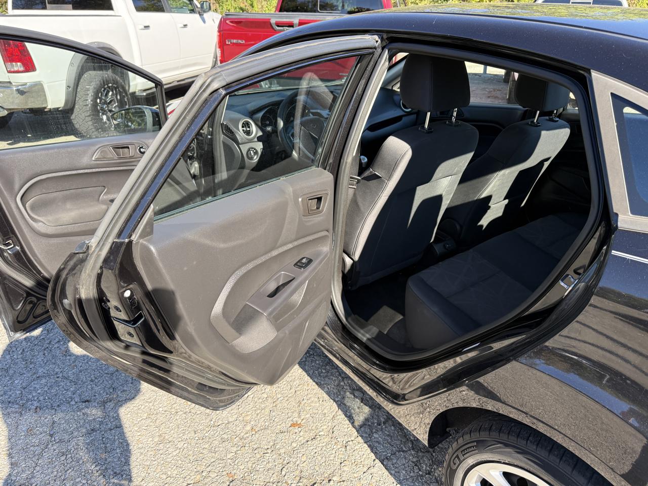 Ford Fiesta SE Sedan 2013