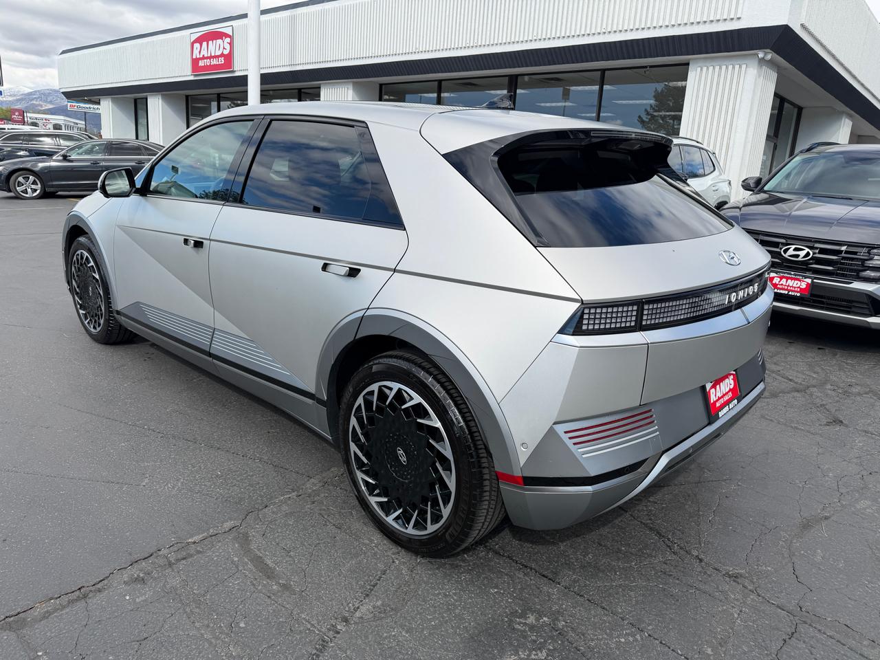 View vehicle photo 5