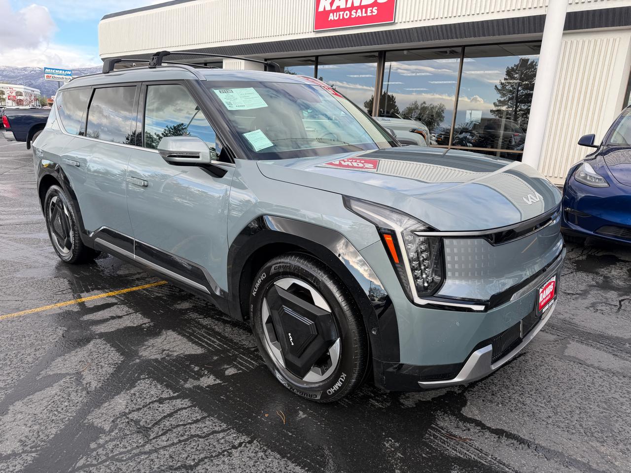 View vehicle photo 2