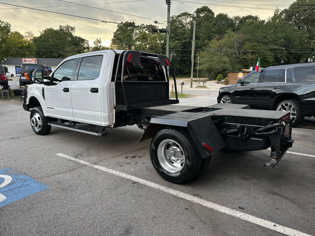 Ford Super Duty F-350 DRW XLT 4WD Crew Cab 179" WB 60" CA 2019