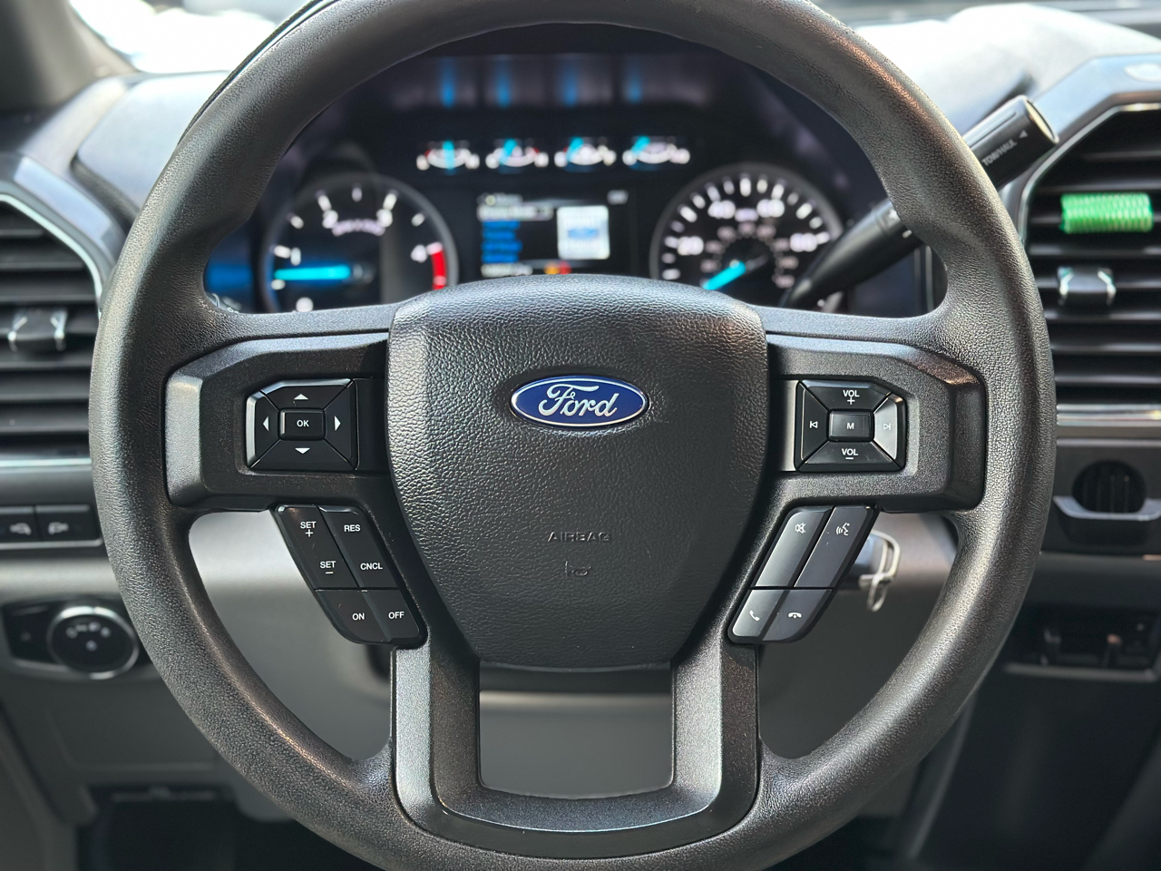 Ford Super Duty F-350 DRW XLT 4WD Crew Cab 179" WB 60" CA 2019