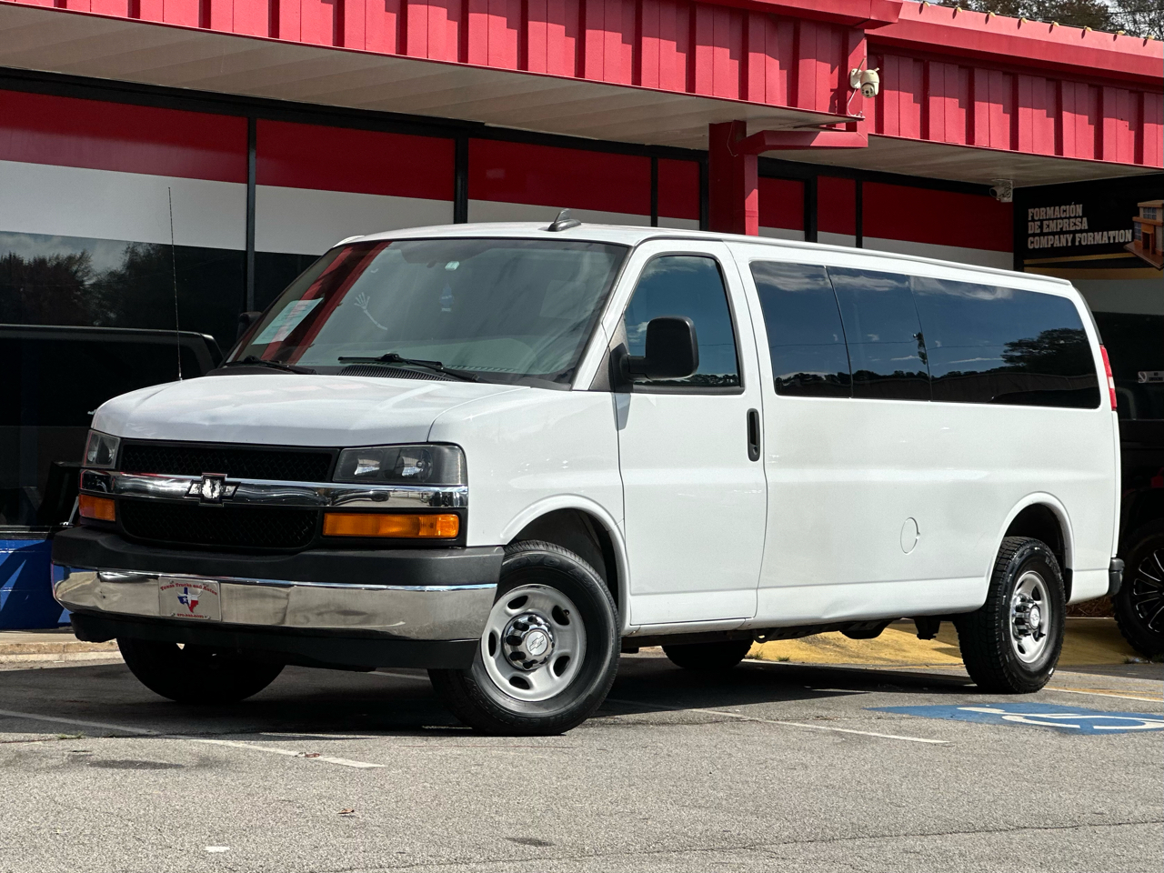 2017 Chevrolet Express Passenger RWD 3500 155" LT w/1LT