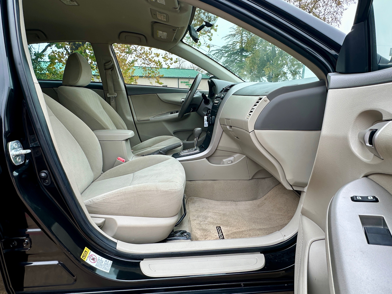 Toyota Corolla 4dr Sdn LE Auto 2010