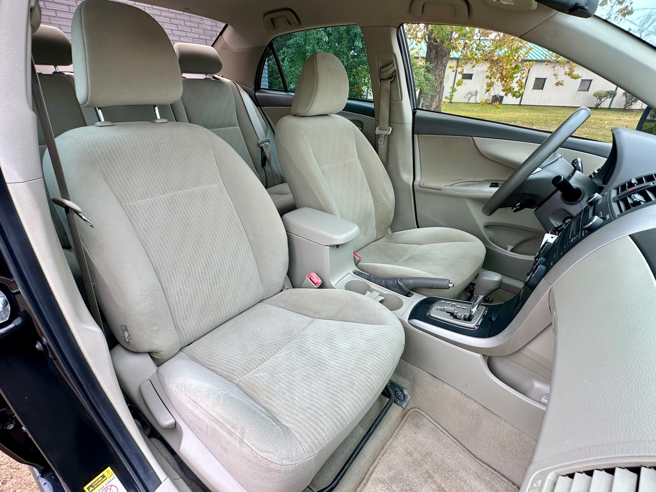 Toyota Corolla 4dr Sdn LE Auto 2010