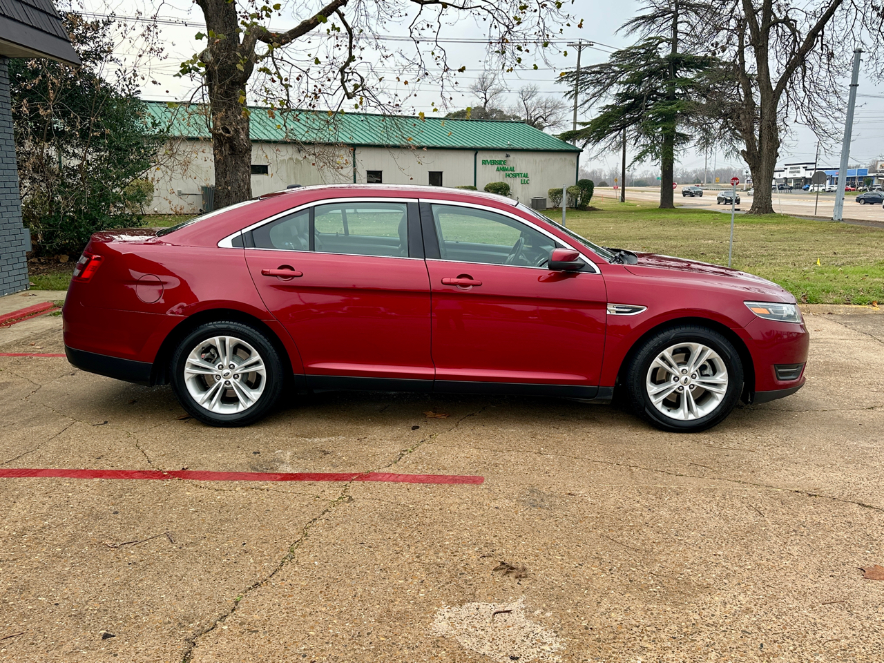 Ford Taurus 4dr Sdn SEL 2017