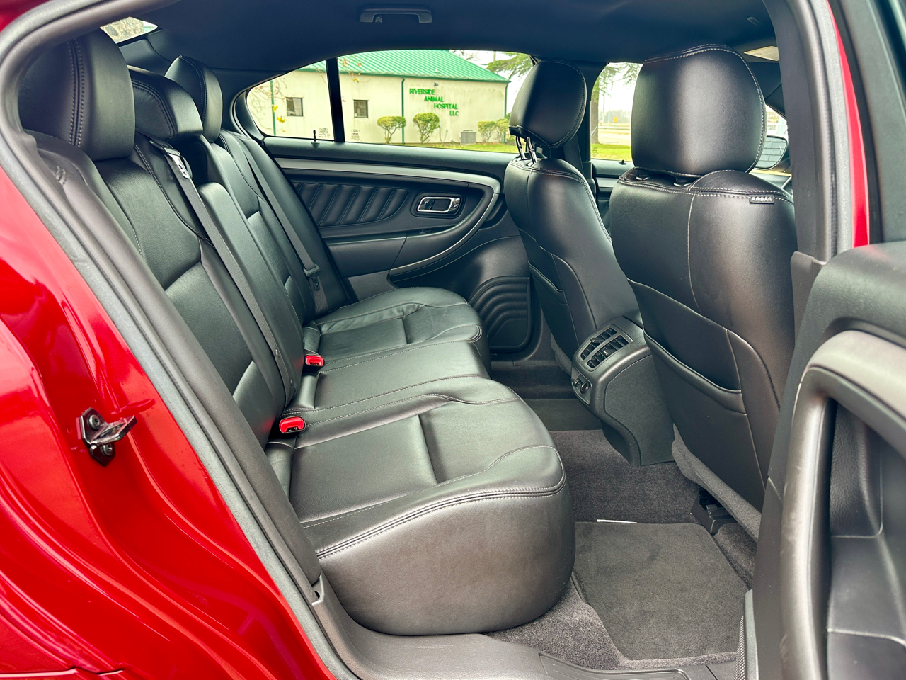 Ford Taurus 4dr Sdn SEL 2017