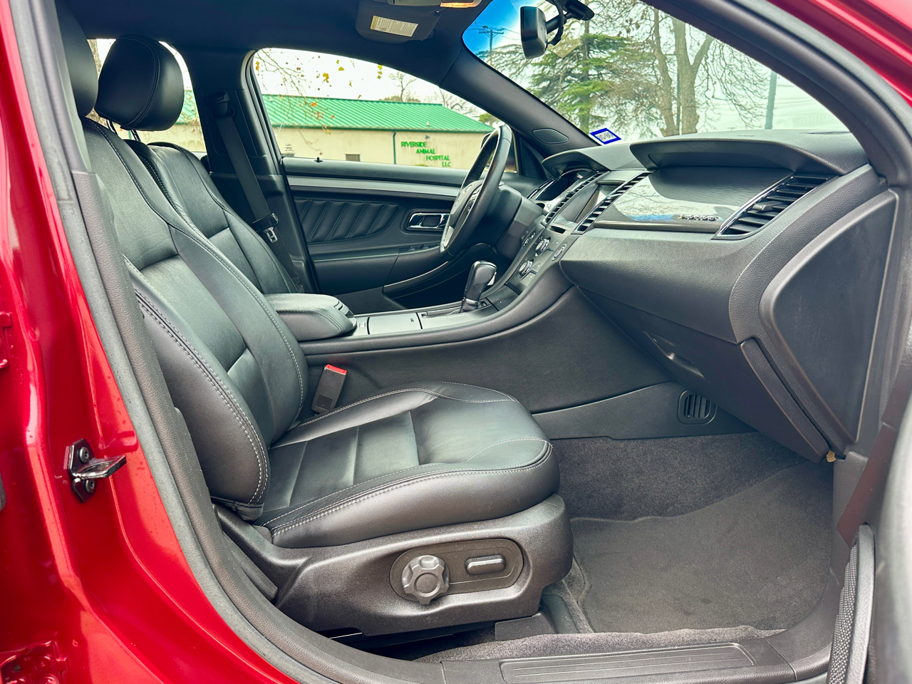 Ford Taurus 4dr Sdn SEL 2017