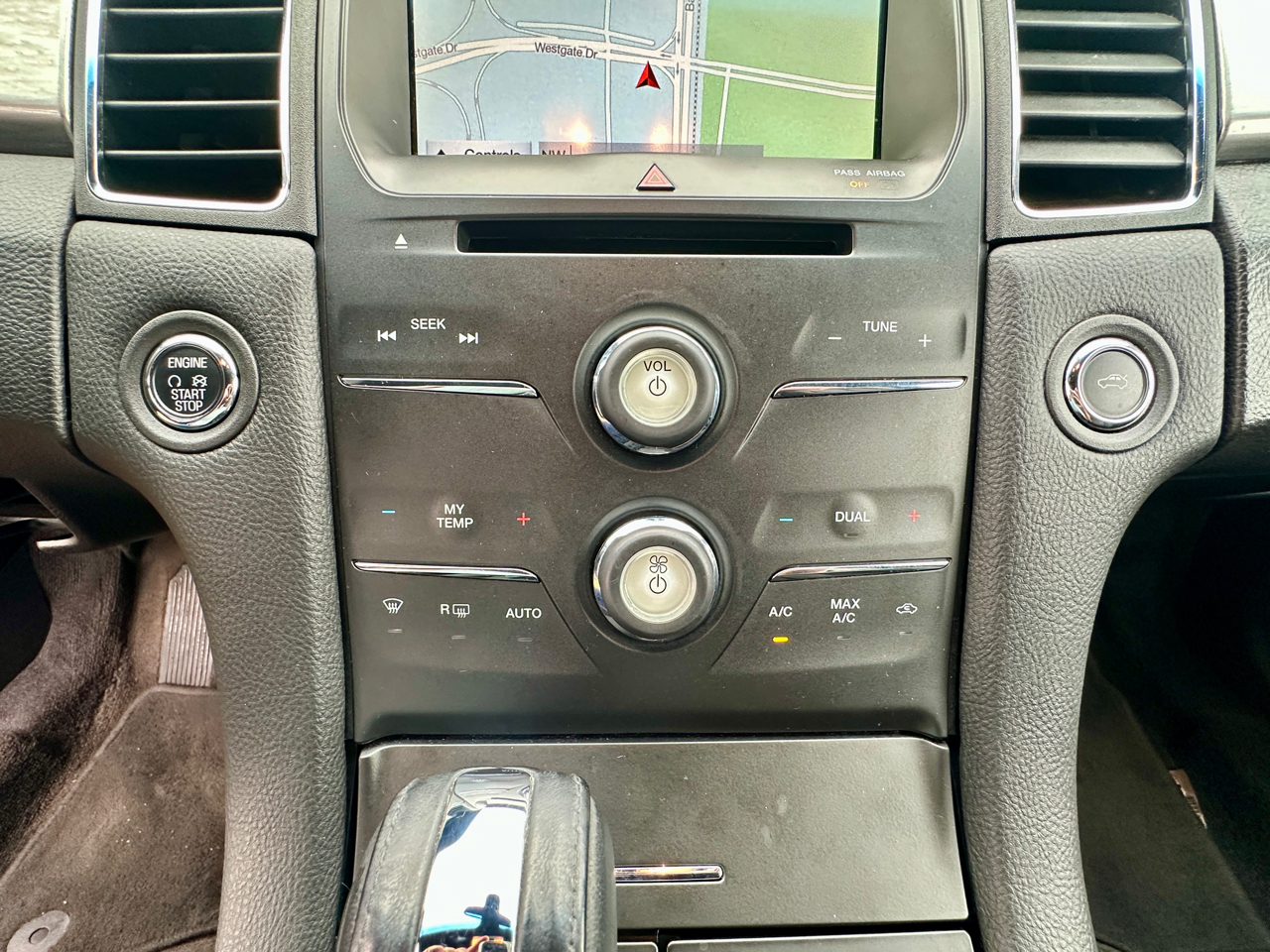 Ford Taurus 4dr Sdn SEL 2017