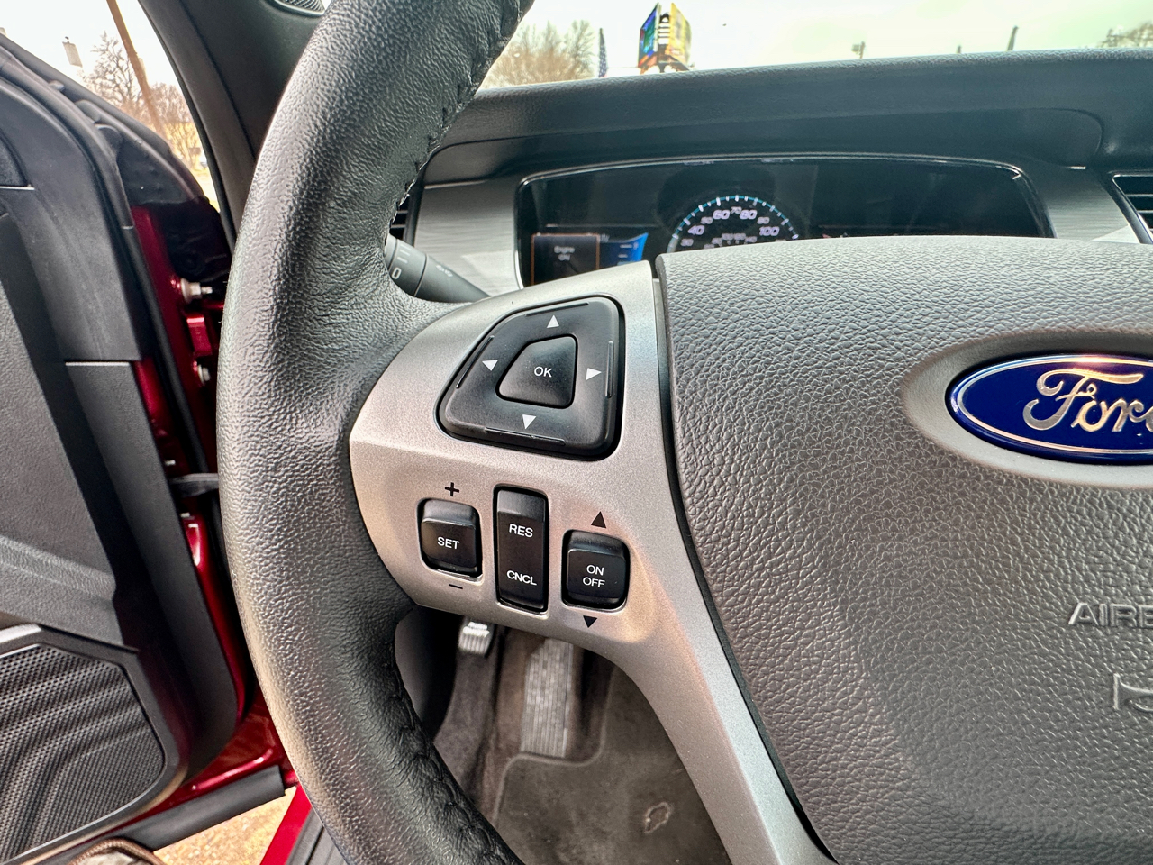 Ford Taurus 4dr Sdn SEL 2017