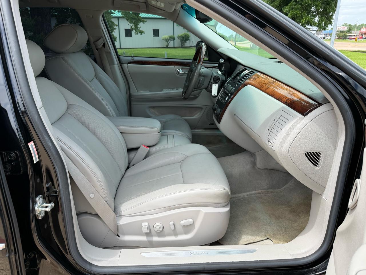 Cadillac DTS 4dr Sdn V8 2006