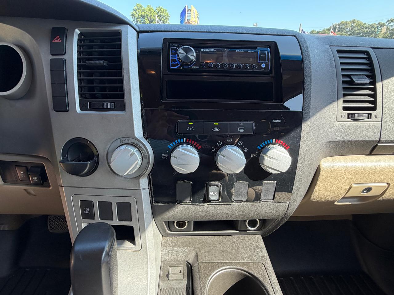Toyota Tundra Base CrewMax 5.7L 2WD 2009