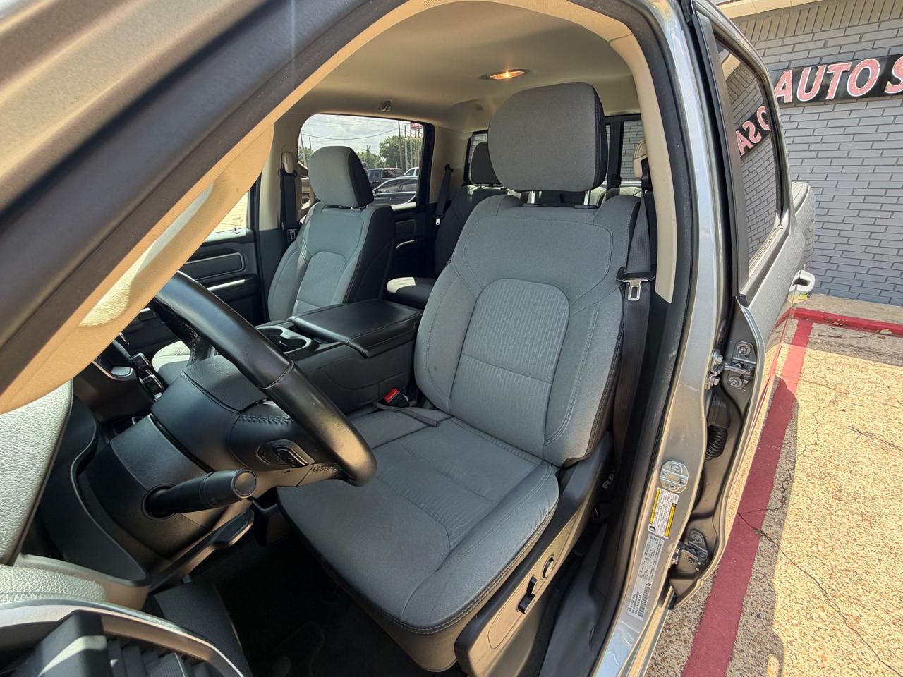 RAM 1500 2WD Crew Cab 140.5" Lone Star 2020
