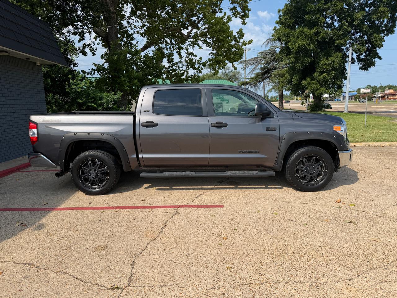 Toyota Tundra SR5 5.7L V8 CrewMax 2WD 2017