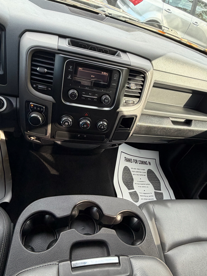 RAM 1500 Express 4x2 Quad Cab 6'4" Box 2017 RAM 1500 Express 4x2 Quad Cab 6'4" Box 2017