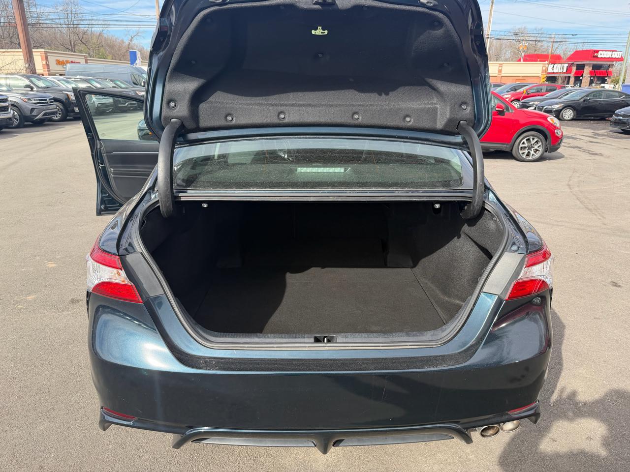 Toyota Camry SE Auto (Natl) 2020