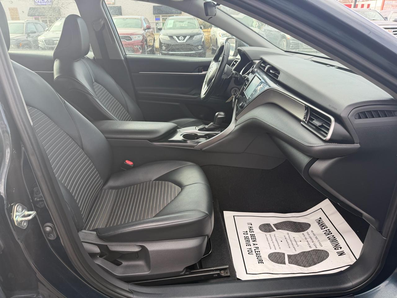 Toyota Camry SE Auto (Natl) 2020