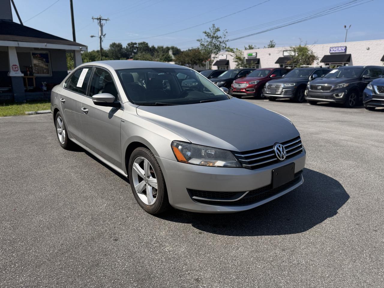 Volkswagen Passat 4dr Sdn 1.8T Auto Wolfsburg Ed 2014