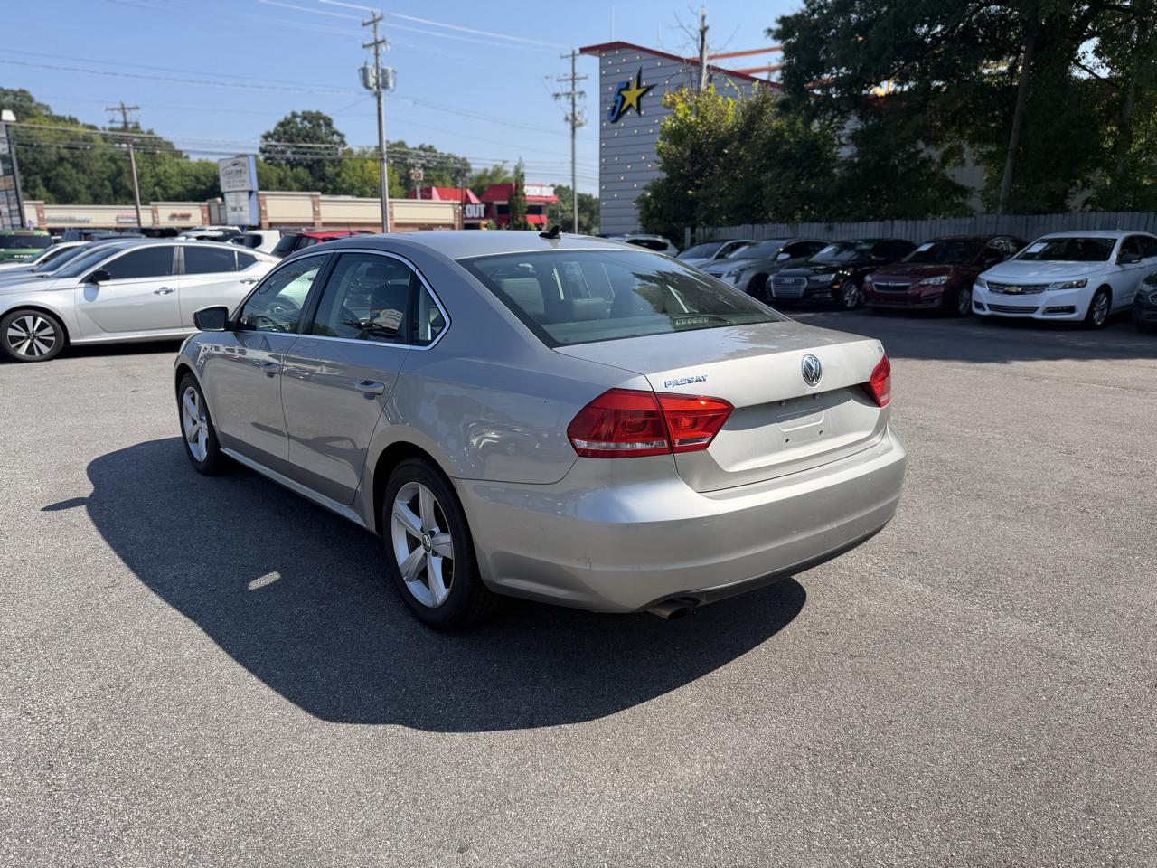 Volkswagen Passat 4dr Sdn 1.8T Auto Wolfsburg Ed 2014