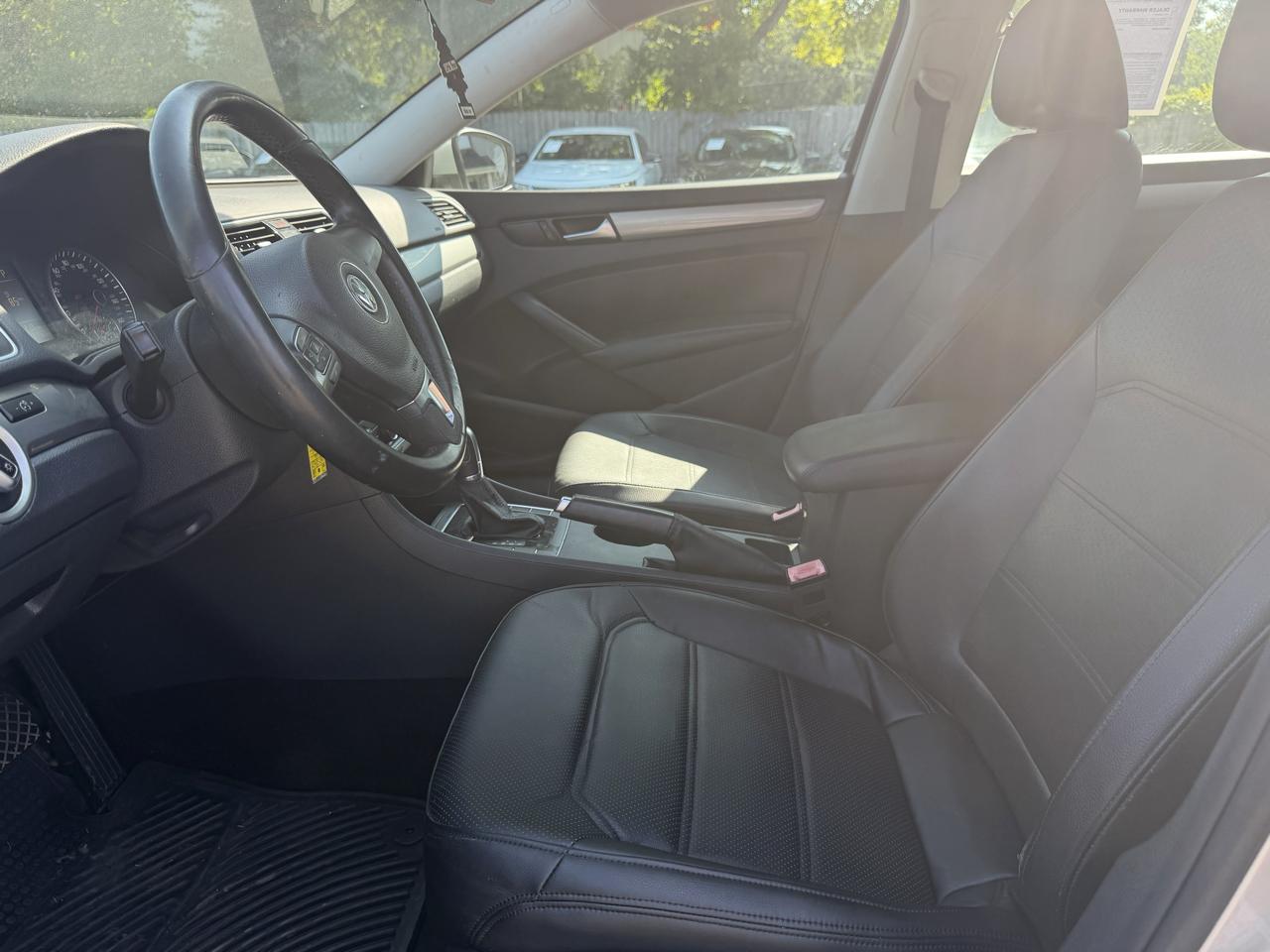 Volkswagen Passat 4dr Sdn 1.8T Auto Wolfsburg Ed 2014