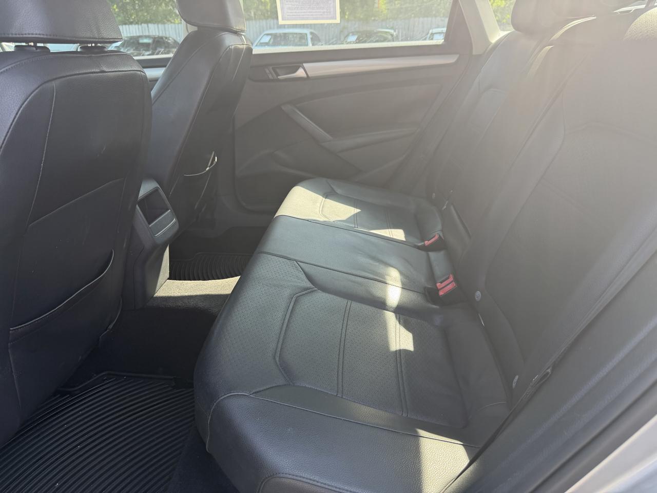 Volkswagen Passat 4dr Sdn 1.8T Auto Wolfsburg Ed 2014