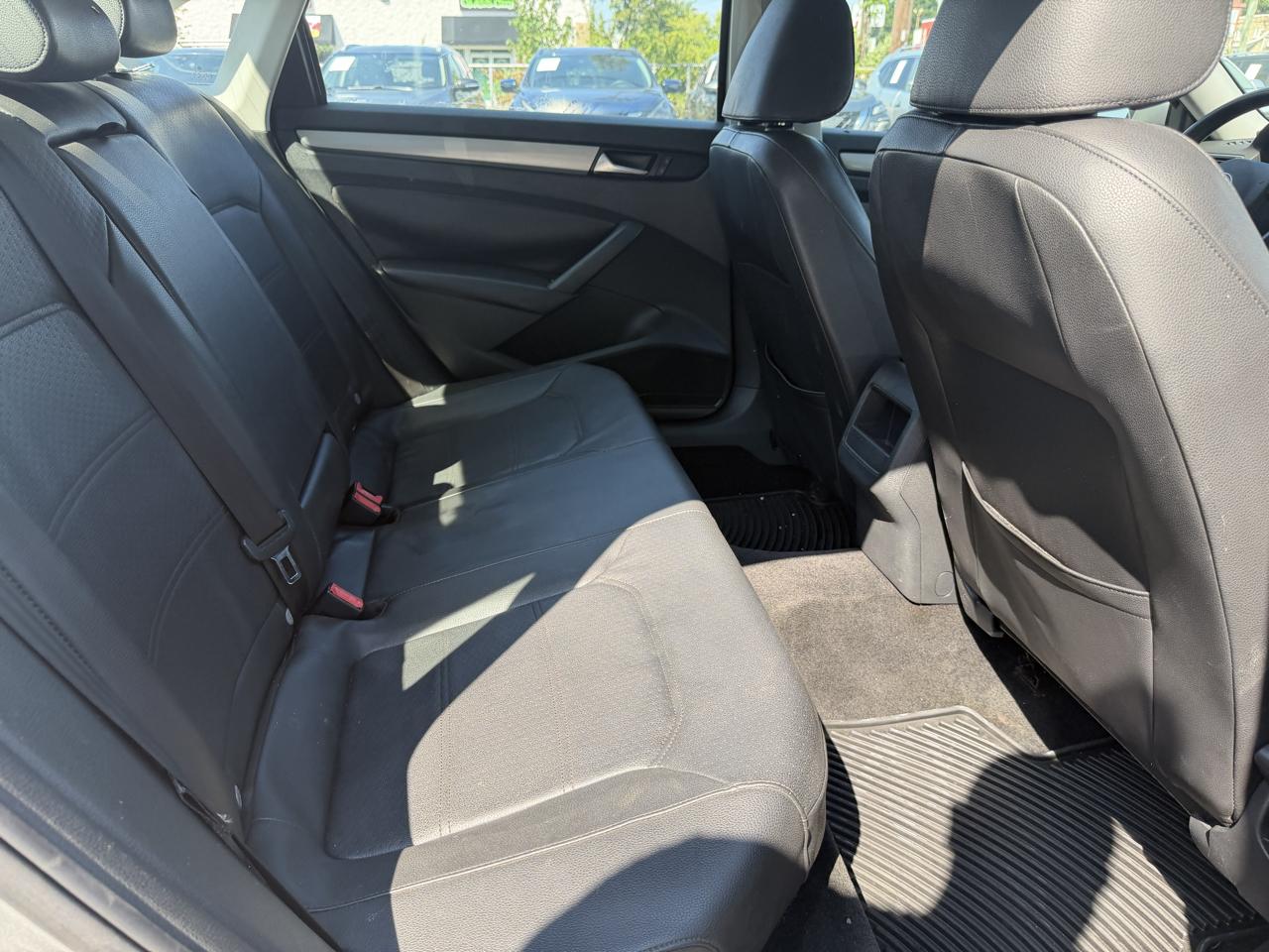 Volkswagen Passat 4dr Sdn 1.8T Auto Wolfsburg Ed 2014