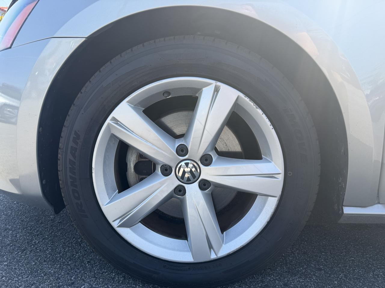 Volkswagen Passat 4dr Sdn 1.8T Auto Wolfsburg Ed 2014