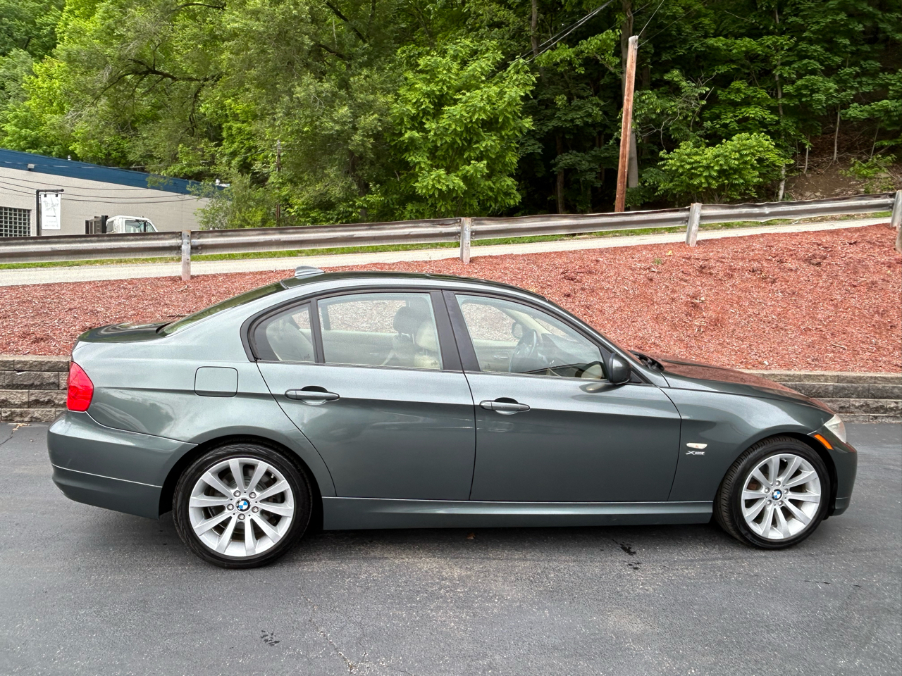 BMW 3 Series 4dr Sdn 328i xDrive AWD 2011