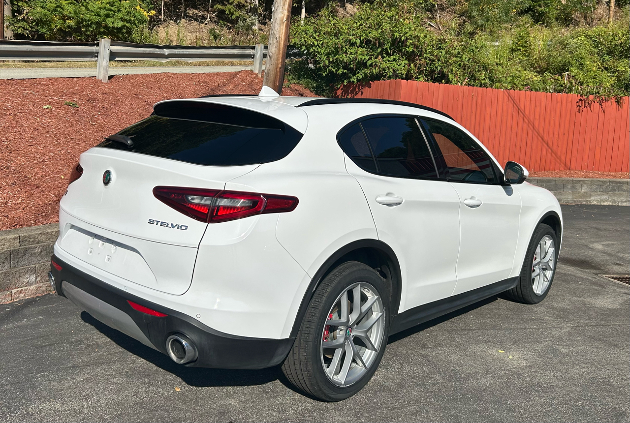 2018 Alfa Romeo Stelvio Ti Sport photo 4