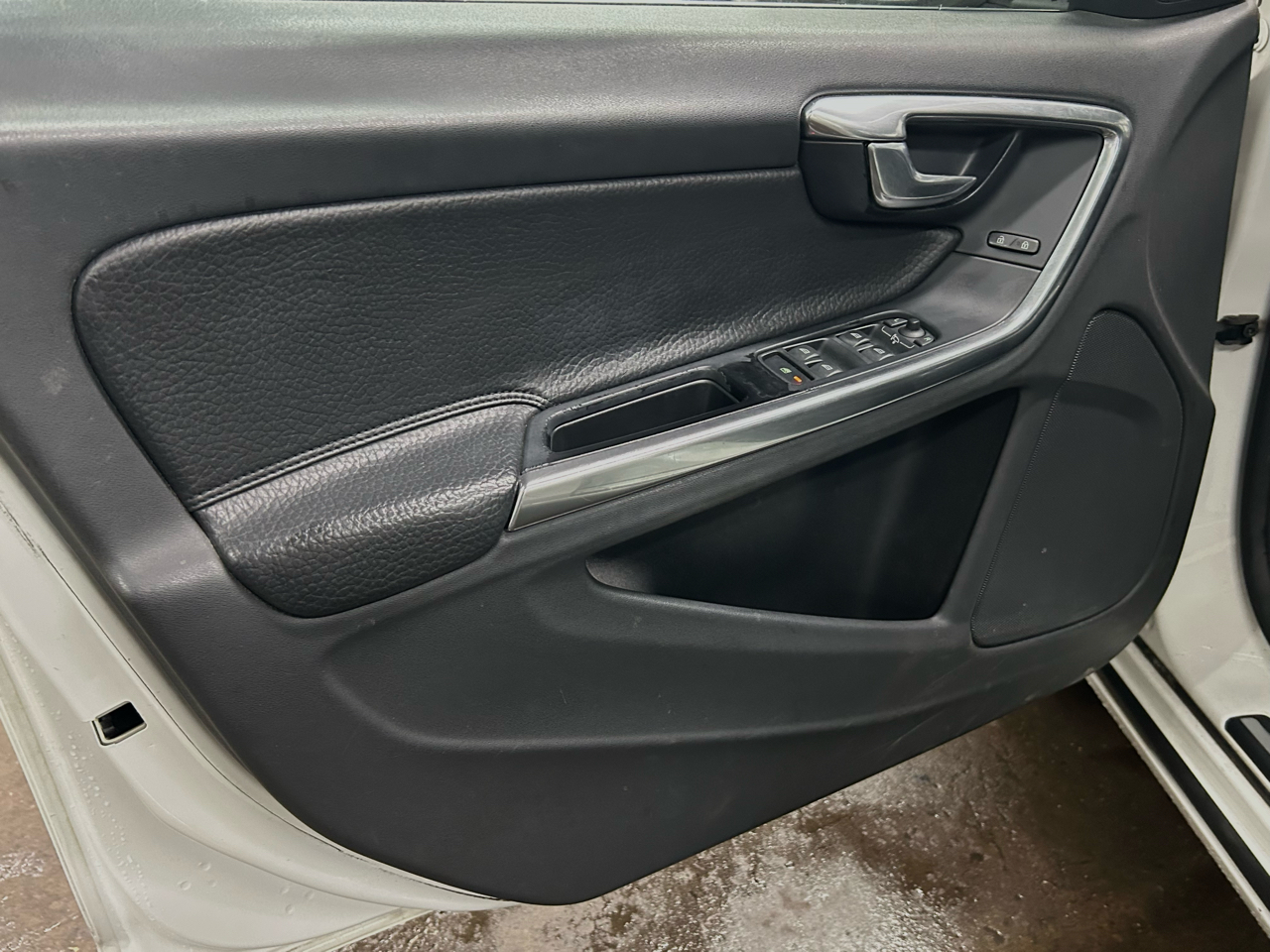 Volvo S60 FWD 4dr Sdn T5 2012