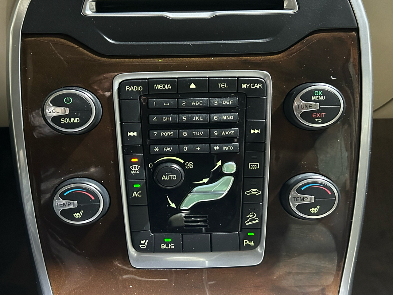 Volvo XC70 4dr Wgn 3.2L PZEV 2012