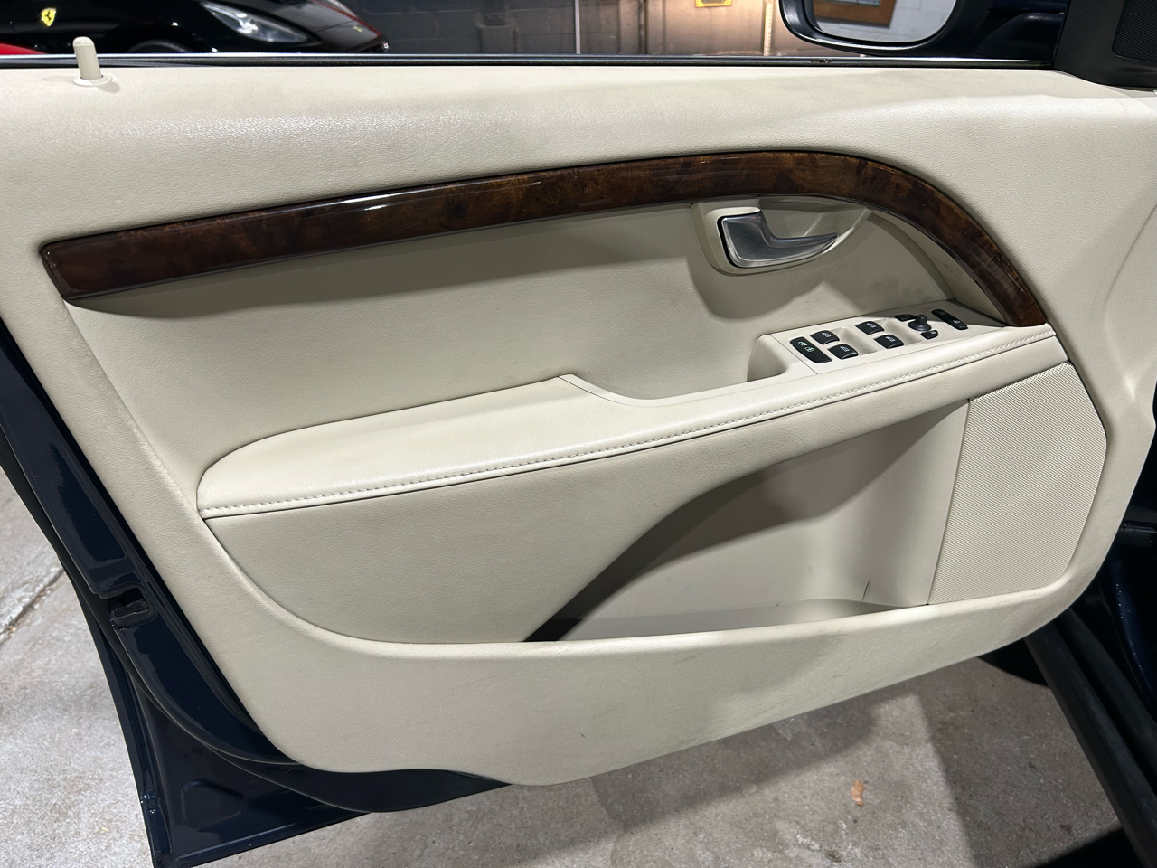 Volvo XC70 4dr Wgn 3.2L PZEV 2012