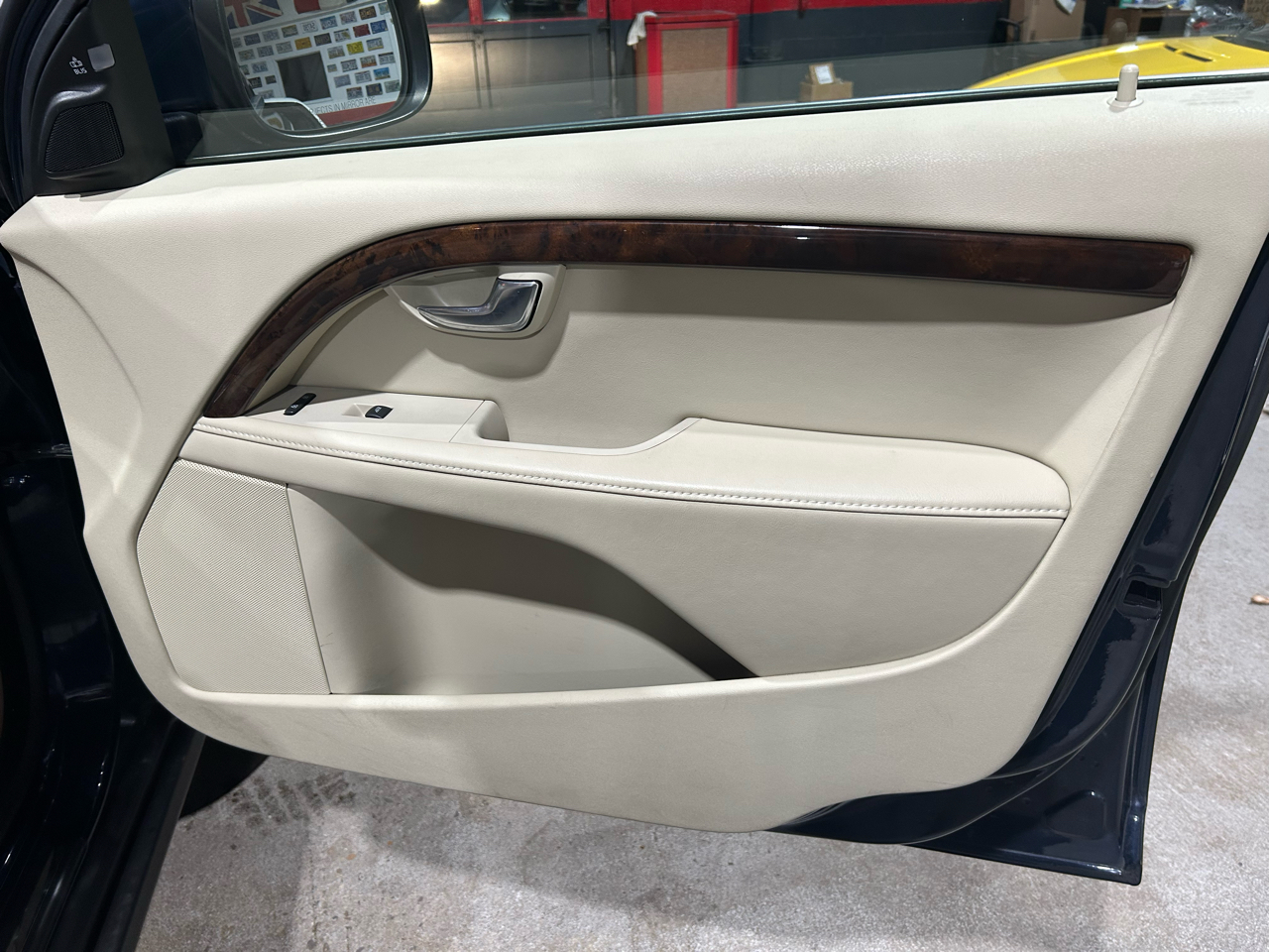 Volvo XC70 4dr Wgn 3.2L PZEV 2012