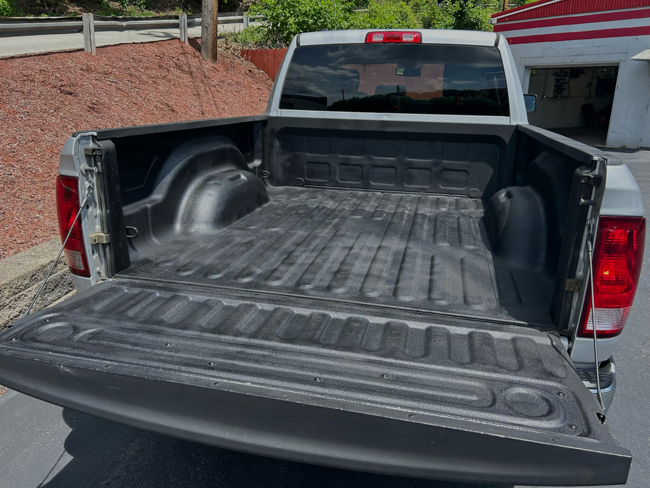 RAM 1500 4WD Quad Cab 140.5" Tradesman 2014