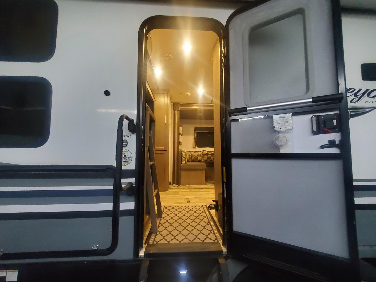 Forest River Surveyor  2018