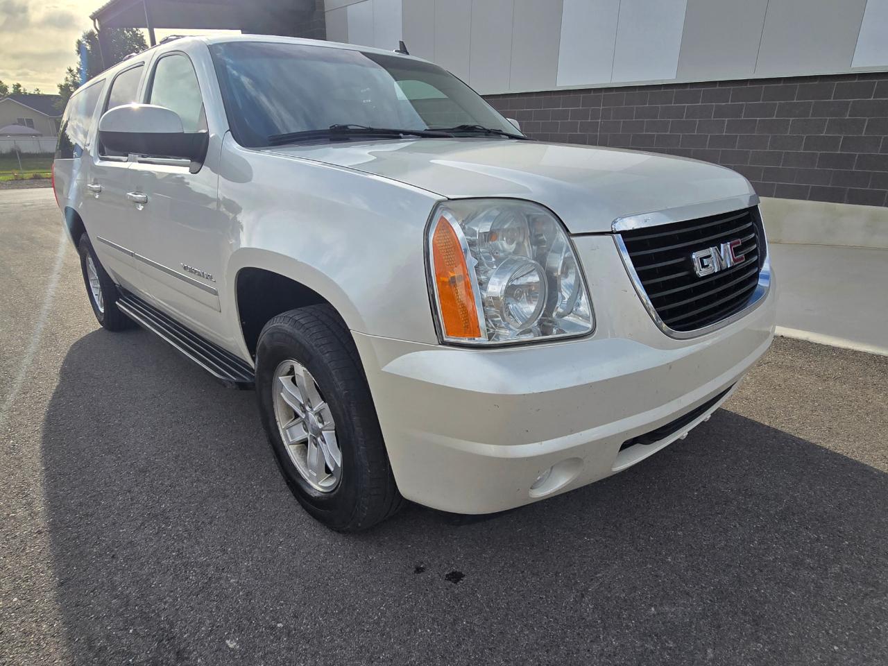 GMC Yukon XL SLT-1 1/2 Ton 4WD 2011