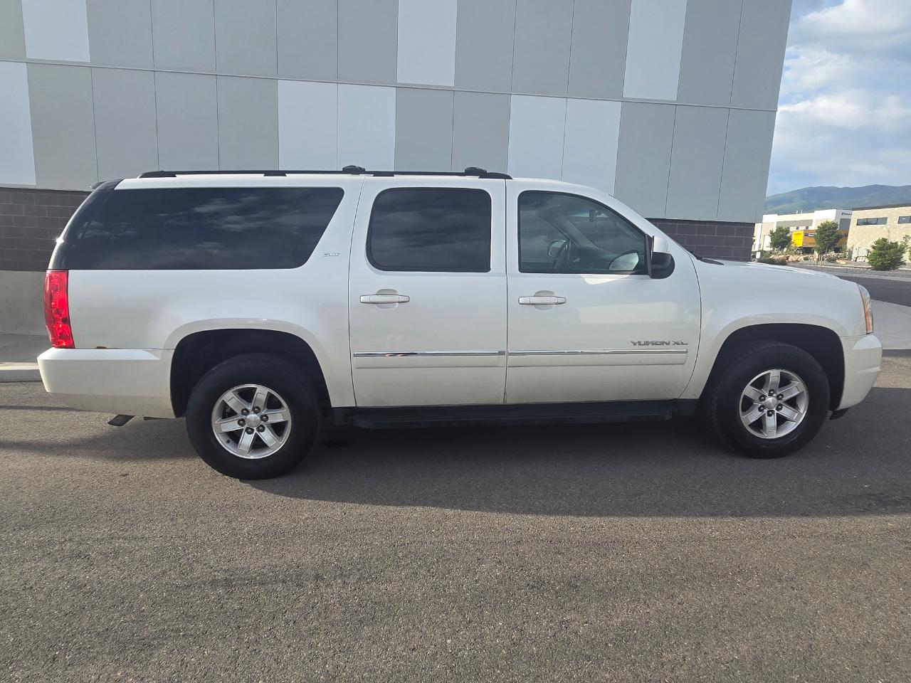 GMC Yukon XL SLT-1 1/2 Ton 4WD 2011