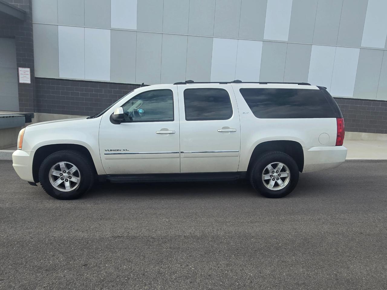GMC Yukon XL SLT-1 1/2 Ton 4WD 2011