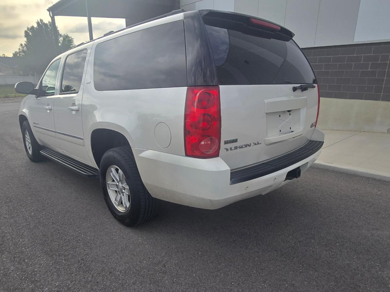 GMC Yukon XL SLT-1 1/2 Ton 4WD 2011