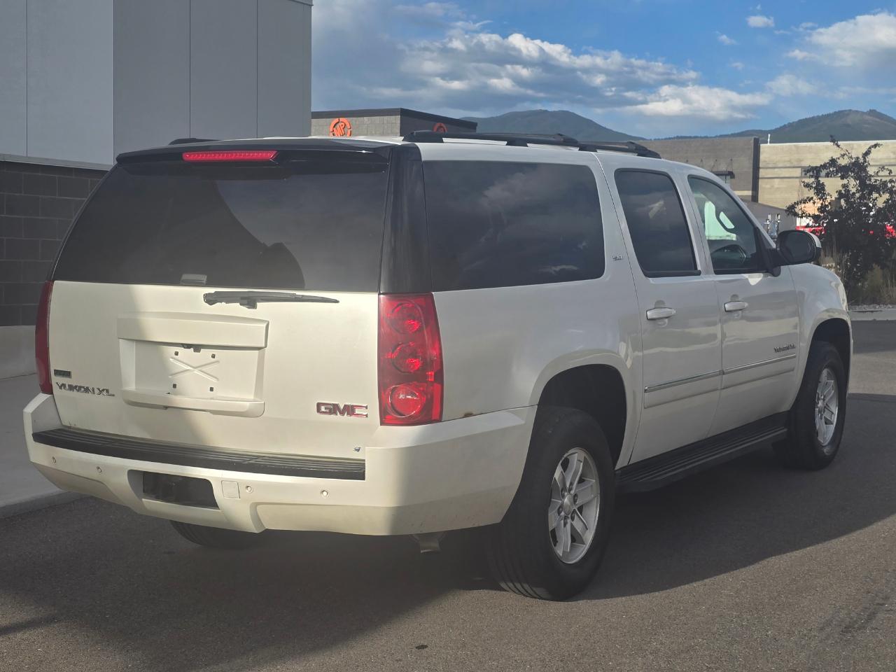GMC Yukon XL SLT-1 1/2 Ton 4WD 2011