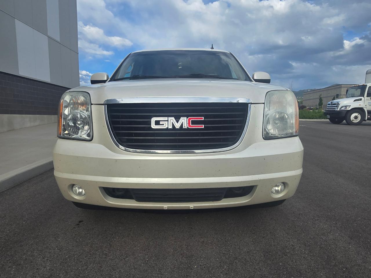 GMC Yukon XL SLT-1 1/2 Ton 4WD 2011