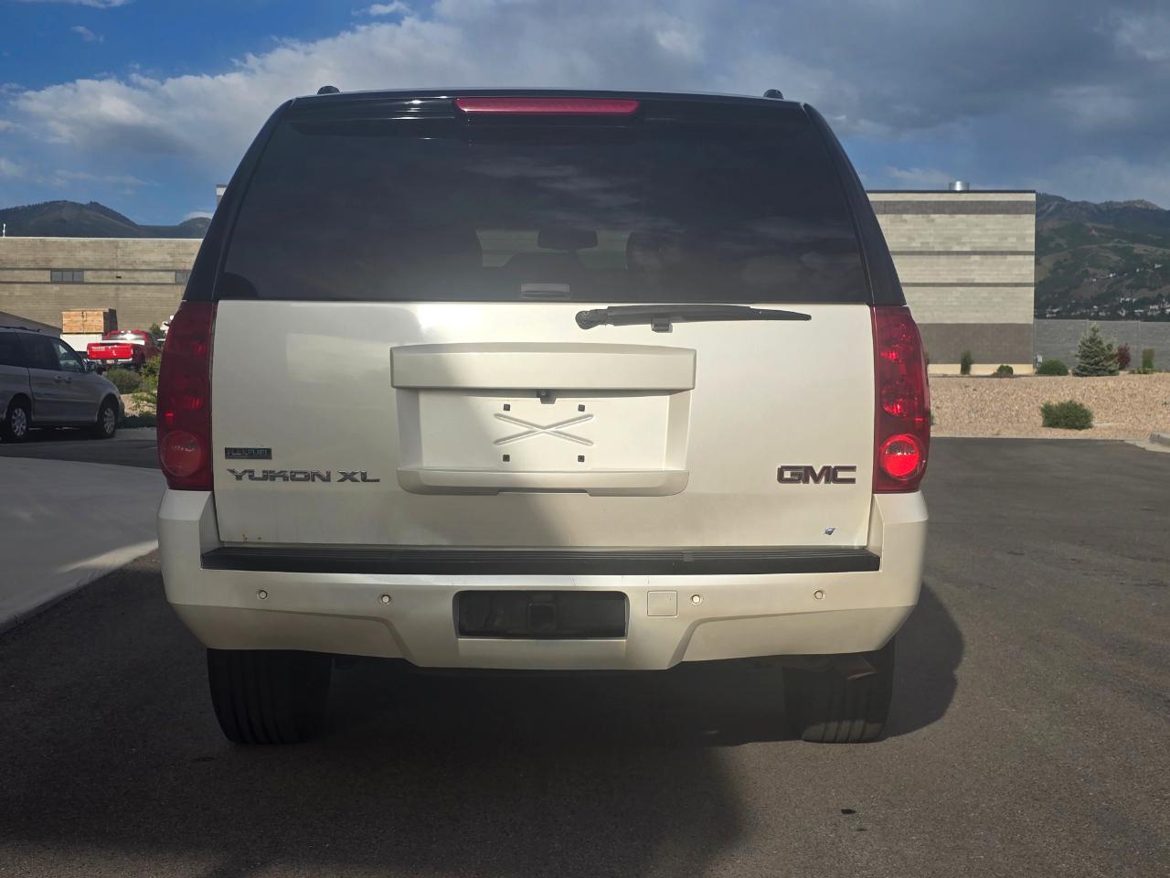 GMC Yukon XL SLT-1 1/2 Ton 4WD 2011