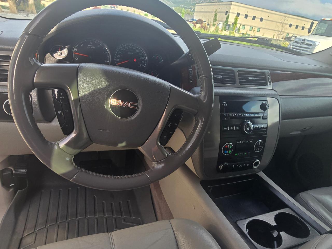 GMC Yukon XL SLT-1 1/2 Ton 4WD 2011