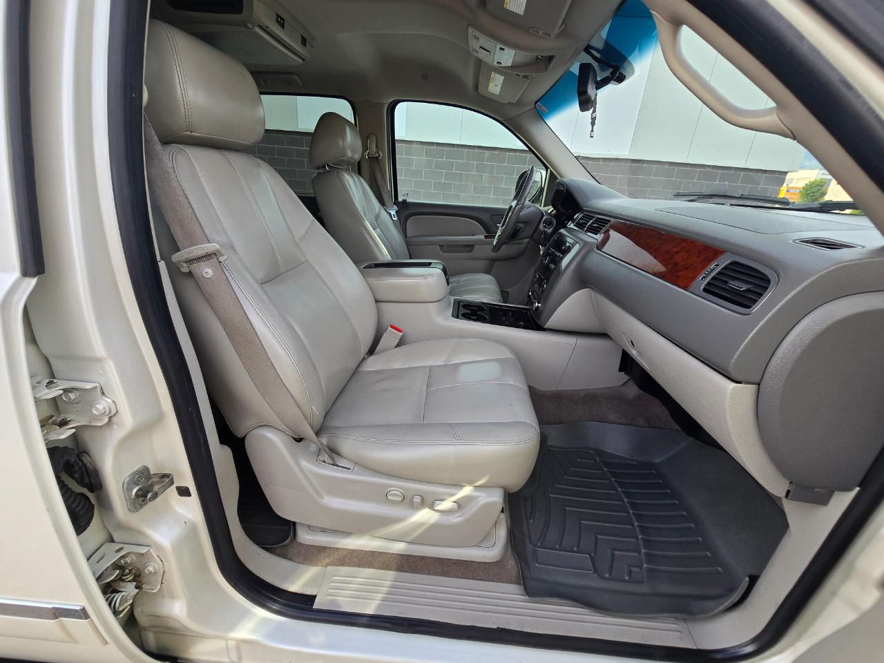 GMC Yukon XL SLT-1 1/2 Ton 4WD 2011