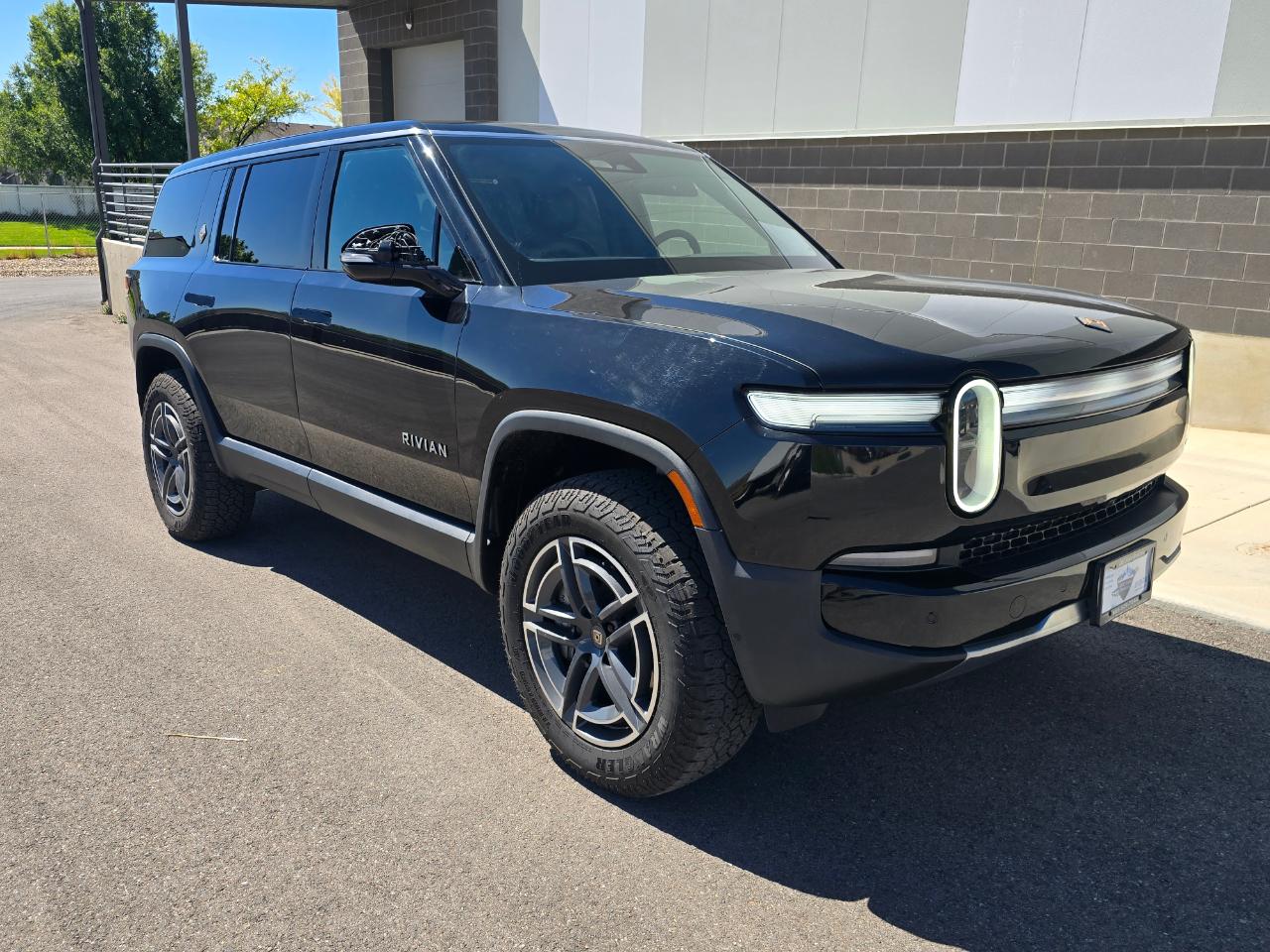 Rivian R1S Adventure 2025